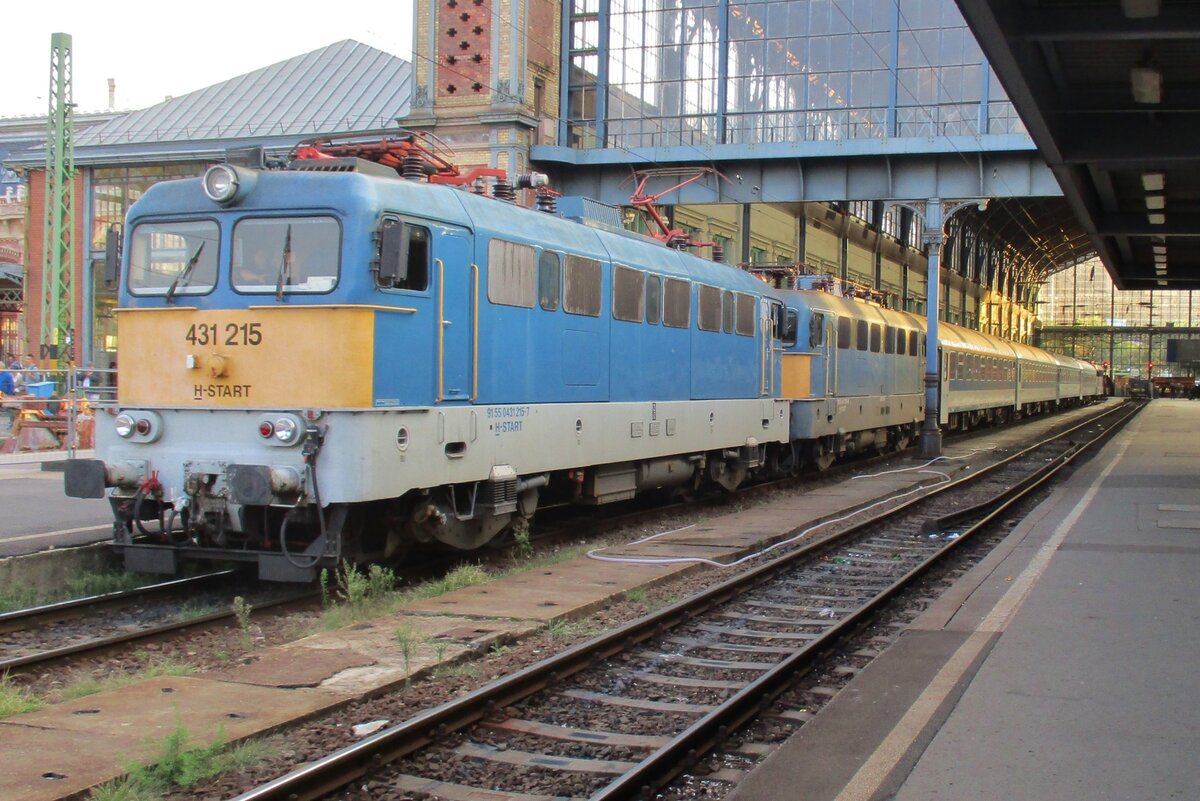 MAV 431 215 steht mit ein Schwesterlok und IC nach Debrecen am 12 Mai 2018 in Budapest-Nyugati.