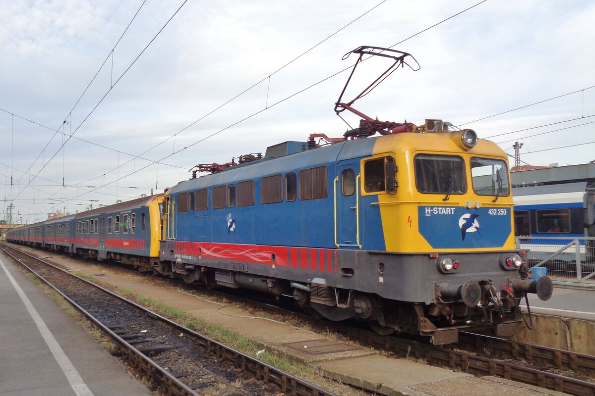 MAV 432 250 steht mit der Schwalbe-Express am 11 September 2018 in Budapest Nyugati.