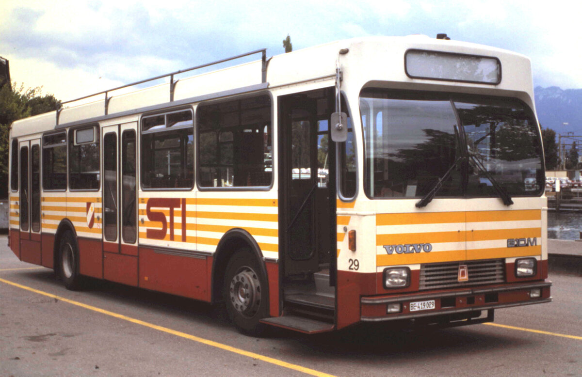 (MB-023) - Aus dem Archiv: STI Thun - Nr. 29/BE 419'029 - Volvo/R&J (ex SAT Thun Nr. 29) um 1998 bei der Schifflndte Thun