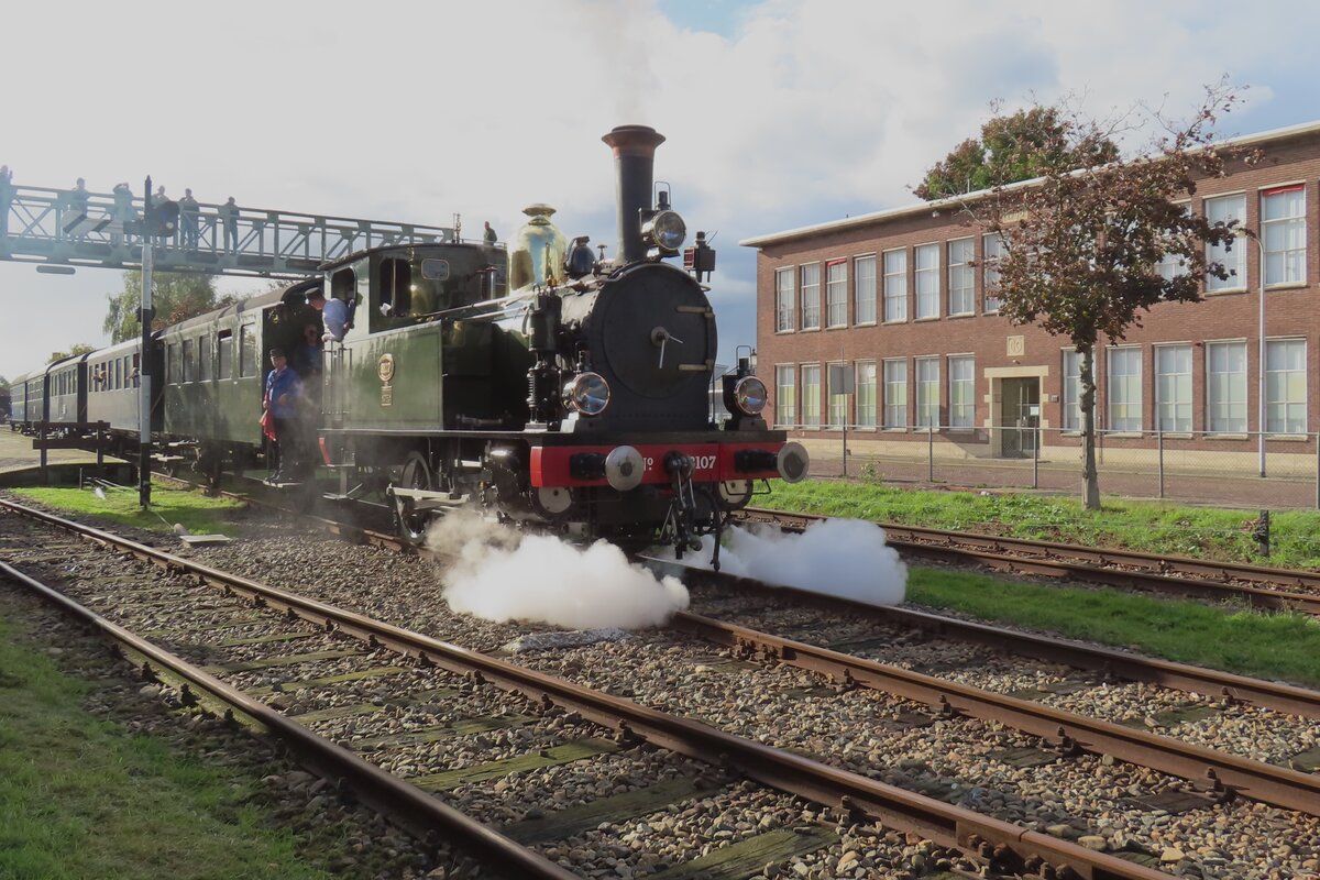 MBS 8107, ex Staatsspoorwegen 657 'KIKKER' zieht am 14 Oktober 2023 ein Dampfpendel aus Haaksbergen aus nach Boekelo.