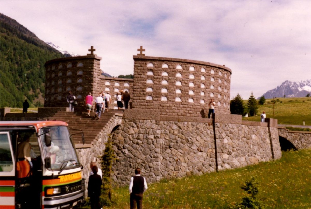 (MD401) - Aus dem Archiv; aus der Schweiz: Rutishauser, Mnchwilen - TG 49'942 - Setra im Jahr 1990 (Teilaufnahme)