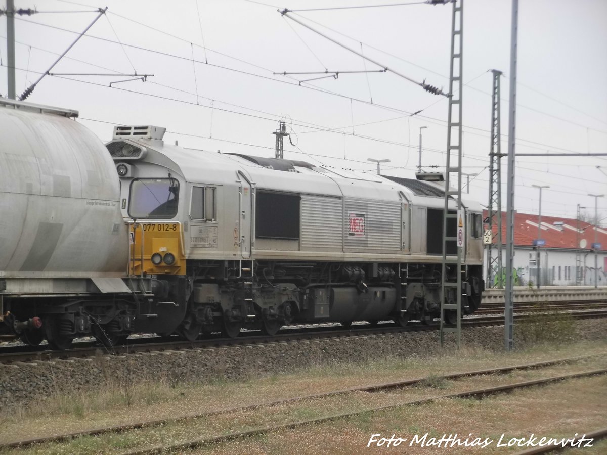 MEG 077 012-8 mit einen Gterzug beim zwischenhalt in Delitzsch am 13.4.16