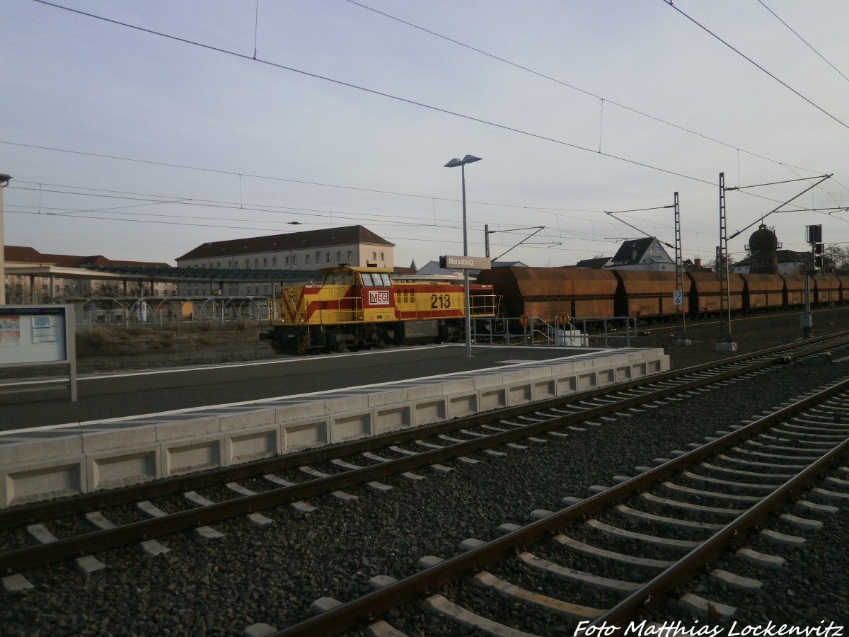 MEG 210 mit einem Kohlezug beim durchfahren des Merseburger Bahnhofs am 6.1.15