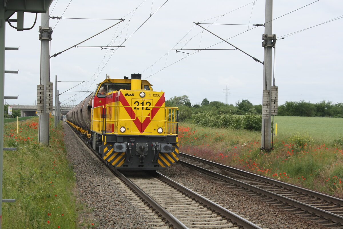 MEG 212 (G1206) mit einem Gterzug bei der Durchfahrt im Bahnhof Zberitz am 13.6.21