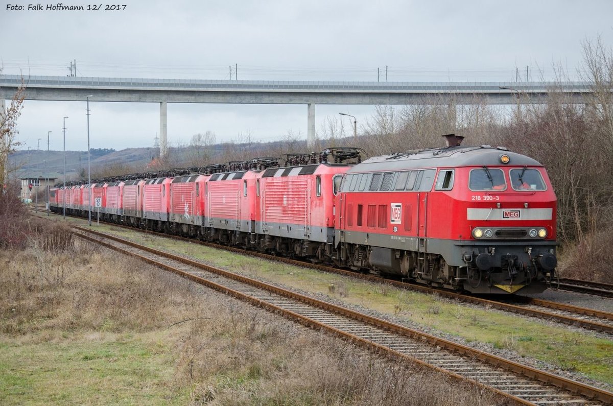MEG 218 390 und 155 249 am Zugschluss mit elf E-Loks der BR 143 als DGS 88984 nach Hamm, am 09.12.2017 in Karsdorf. (Foto: Falk Hoffmann)