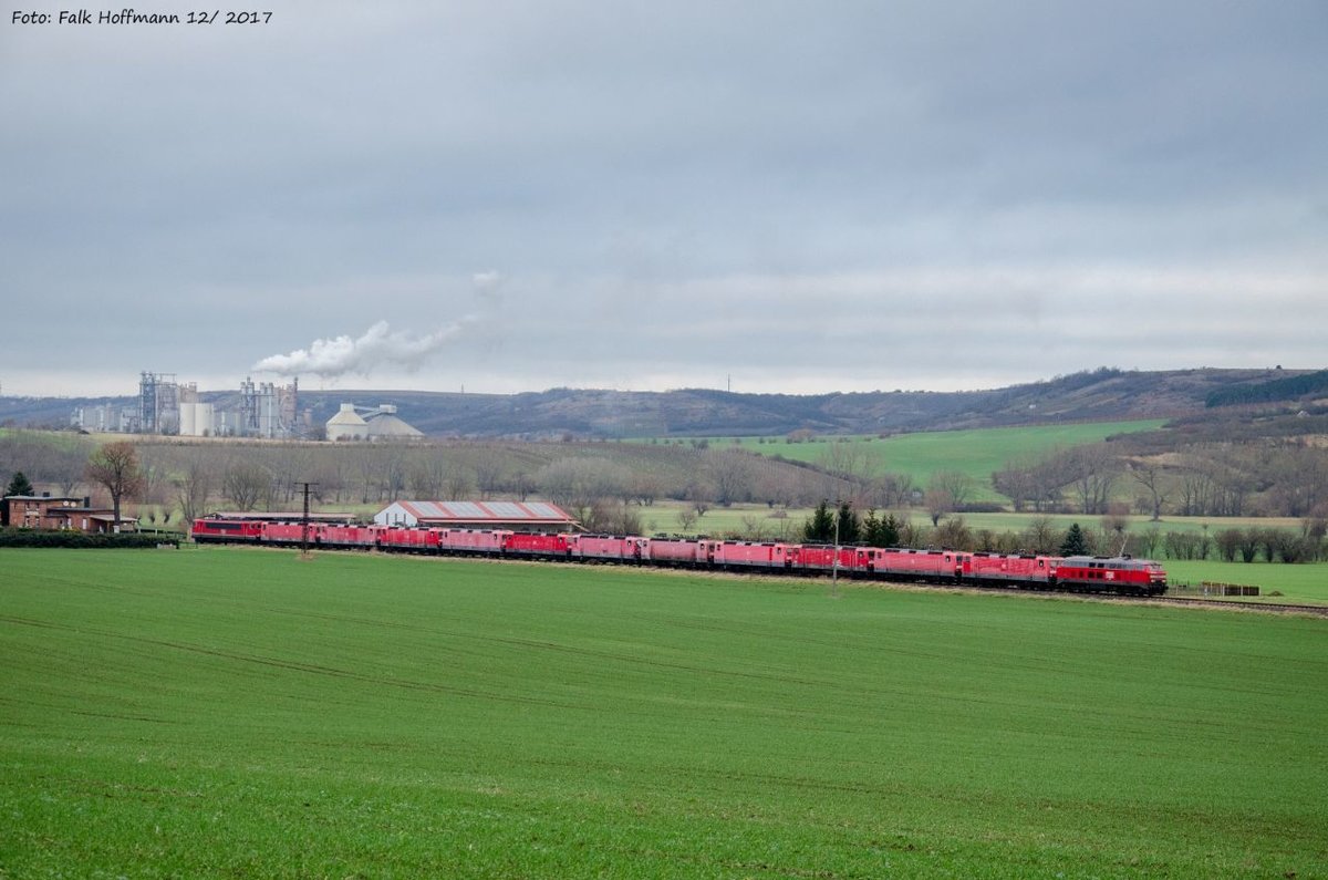 MEG 218 390 und 155 249 am Zugschluss mit elf E-Loks der BR 143 als DGS 88984 von Karsdorf nach Hamm, am 09.12.2017 bei Kirchscheidungen. (Foto: Falk Hoffmann)