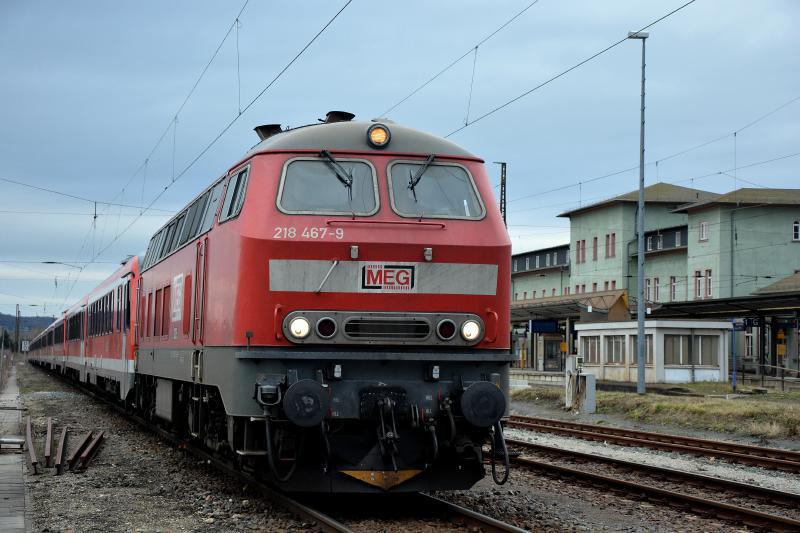 MEG 218 467 �berf�hrte am 02.02.2018 DB 628 666 + 628 661 + 628 516 + 628 662 + 628 449 + 628 676 + 628 670 + 628 663 von Hamm nach Karsdorf. Hier ist der Zug in Naumburg Hbf zu sehen. (Foto: dampflok015)