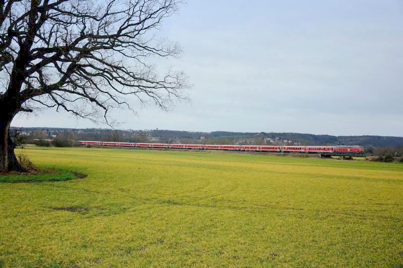 MEG 218 467 überführte am 02.02.2018 DB 628 666 + 628 661 + 628 516 + 628 662 + 628 449 + 628 676 + 628 670 + 628 663 von Hamm nach Karsdorf. Hier ist der Zug auf der Unstrutbahn bei Roßbach unterwegs. (Foto: dampflok015)