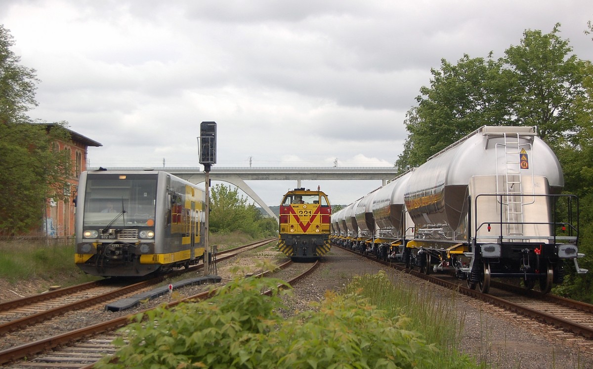 MEG 221 am 15.05.2014 in Karsdorf Bbf. Sie holte neue Staubgutwagen, die von der EBS bereitgestellt wurden. Daneben durchfährt Burgenlandbahn 672 907 als RB 34873 (Wangen - Naumburg Ost) den jetzigen Betriebsbahnhof. (Foto: dampflok015)