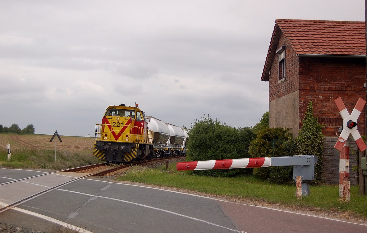 MEG 221 mit neuen Staubgutwagen von Karsdorf nach Gro�korbetha, am 15.05.2014 in Laucha. (Foto: dampflok015)