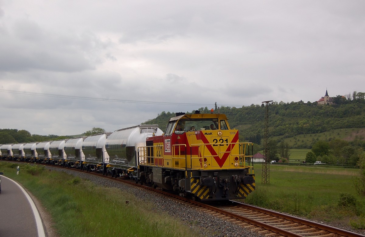 MEG 221 mit neuen Staubgutwagen von Karsdorf nach Gro�korbetha, am 15.05.2014 zwischen Balgst�dt und Freyburg. (Foto: dampflok015)