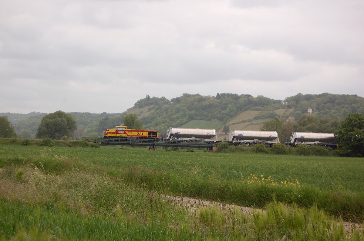 MEG 221 mit neuen Staubgutwagen von Karsdorf nach Gro�korbetha, am 15.05.2014 zwischen Ro�bach und Naumburg Hbf. (Foto: dampflok015)