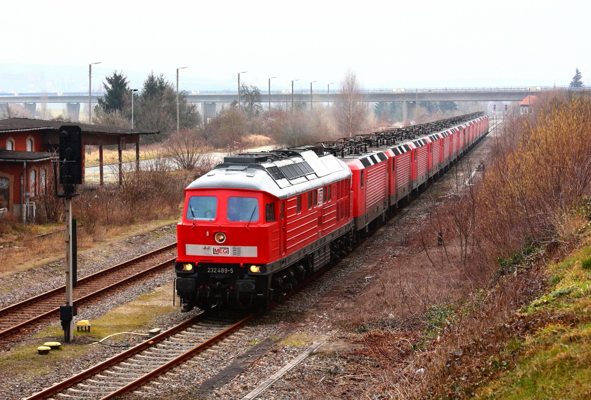 MEG 232 489 mit 15 E-Loks der Baureihe 143, am 15.02.2016 im ehemaligen Bahnhof von Freyburg. (Foto:  Klausi )