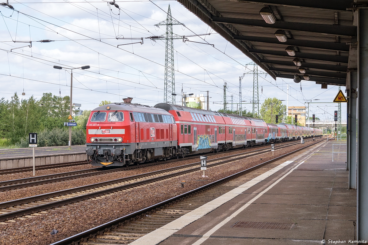 MEG 305 (218 467-9) Mitteldeutsche Eisenbahn GmbH mit 19 Schrottwagen in Berlin-Schönefeld Flughafen und fuhr weiter Richtung Glasower Damm. Ziel diese Zuges war wohl Espenhain gewesen. 13.07.2017