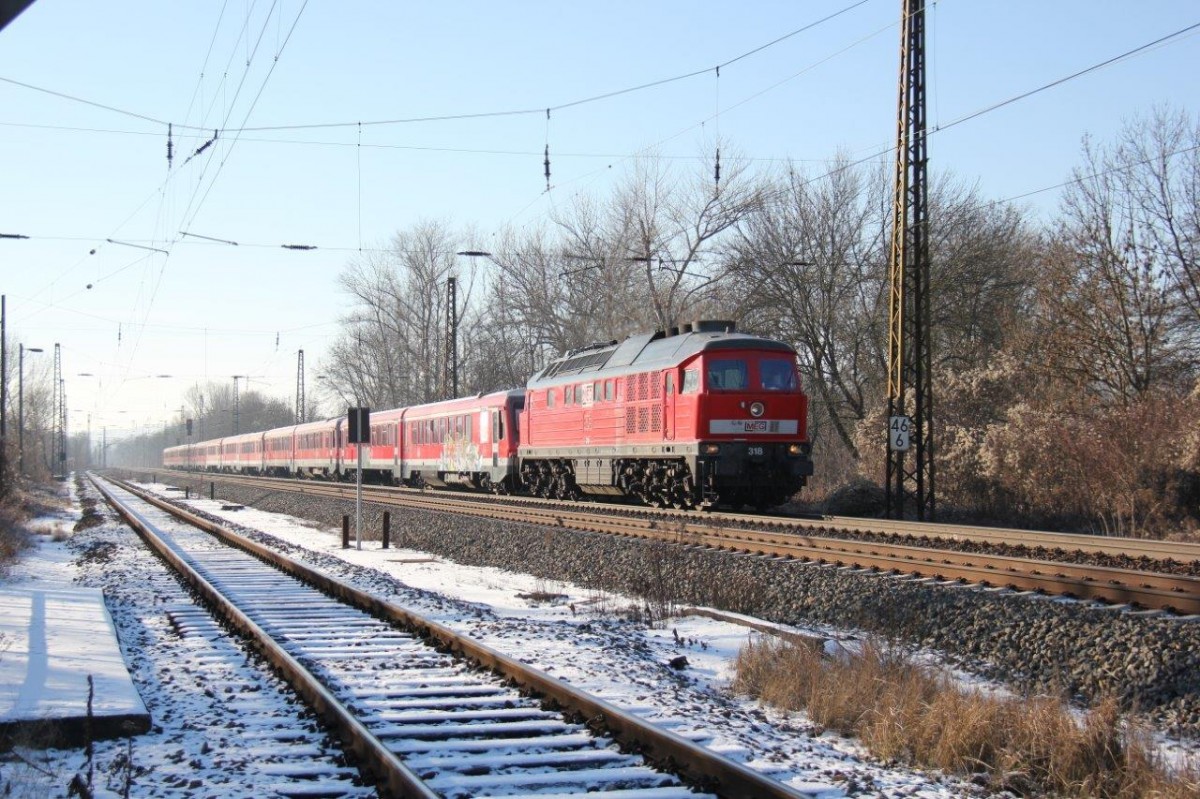 MEG 318 mit einigen Triebwagen der BR 628, am 22.01.2016 bei der Einfahrt in Naumburg Hbf. (Foto: Bahnfan Blk)