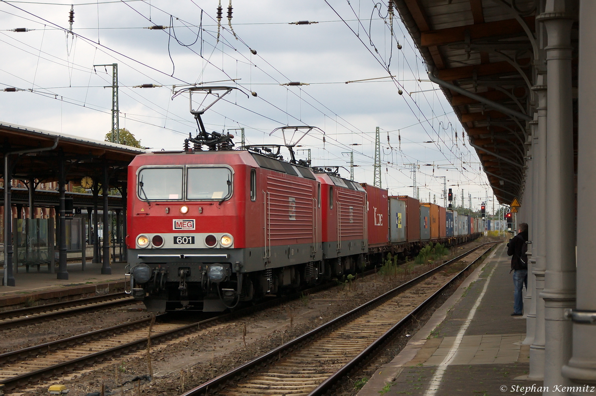 MEG 601 (143 179-0) & MEG 605 (143 344-0) Mitteldeutsche Eisenbahn GmbH mit einem Containerzug in Stendal und fuhren weiter in Richtung Wittenberge. 30.08.2014