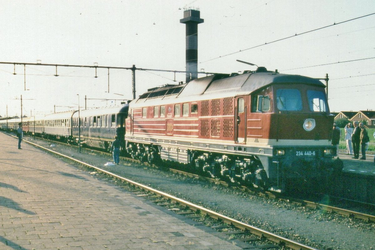 Mehr als ein Jahrhundert langer Tradition von internationale Fernverkehrszüge von/nach Hoek van Holland (Hafen für Schiffe nach und von England) kommt  am 22 Mai 1995 zum Ende, wann 234 440 die letzte Colonia-Express aus HvH zieht. 