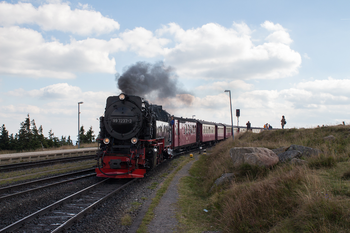 Mehrere Minuten lang war 99 7237-3, die mit ihrem Zug auf dem letzten Kilometer einen steigungsreichen Kreis um den Brocken fuhr, deutlich zu hören. Am Bahnsteigende wurde sie dann bei der Einfahrt auf dem höchsten Berg Mittel-Deutschlands fotografiert. (16.08.16)