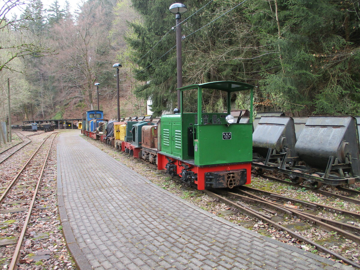 Mehrere,verschiedene,Grubenloks stehen im Grubenmuseum Ilmenau.Aufgenommen am 25.April 2022.