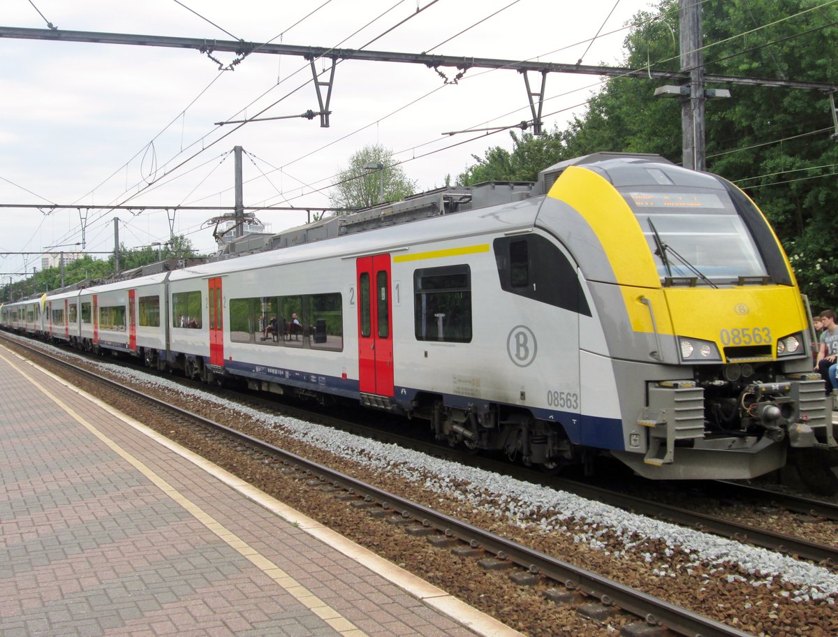 Mehrsystem-Desiro 08 563 steht am 21 Mai 2014 in Antwerpen Zuid. 