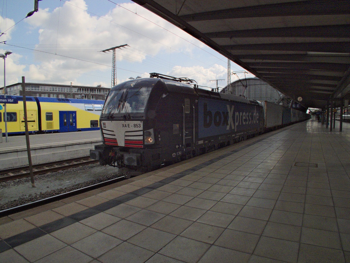 Mein erster Vectron und dann in so einer Position. Kaum fotografierbar zeigte sich X4E-853 (193 853) von MRCE, die für boxXpress fährt am 21.08.14 in Bremen. Immerhin hatte ich den richtigen Bahnsteig gewählt, vom anderen (sonnentechnisch allerdings besseren) Bahnsteig hätte ich sie gar nicht anständig aufs Bild bekommen.