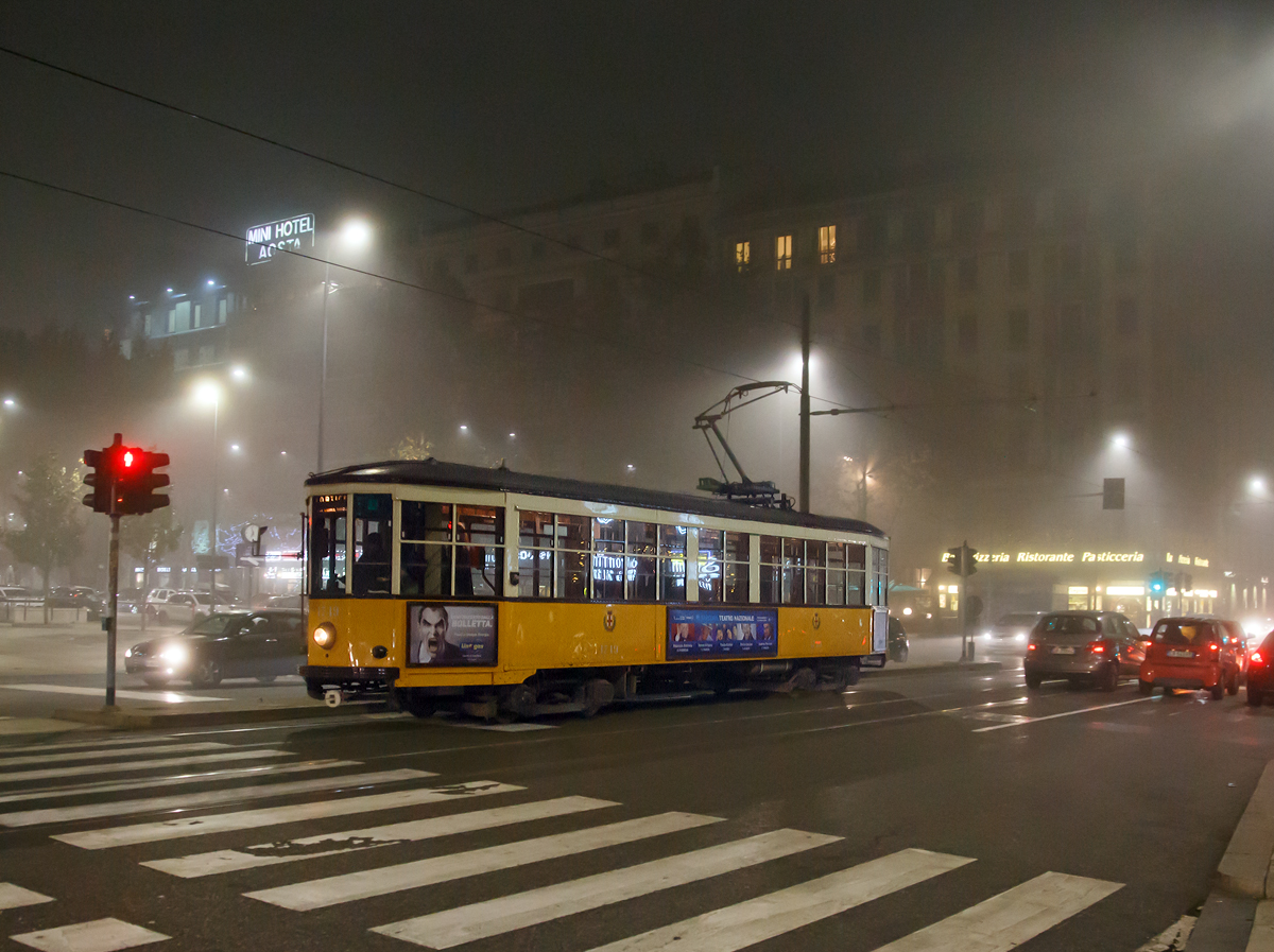 Mein erstes Trambild in Milano (Mailand)....
Die Tram 1719 eine ATM-Baureihe 1500 besser bekannt als  Ventotto  (italienisch fr achtundzwanzig) abgeleitet vom ersten Baujahr der Serienwagen im Jahr 1928, als Linie 5 (Ospedale Niguarda - Ortica), hier am 27.12.2015 kurz vor der Haltestelle Piazza Duca D'Aosta. 

Diese Straenbahntriebwagen sind die ltesten planmig eingesetzten Straenbahnwagen in Europa. Aufgrund ihres relativ geringen Fassungsvermgens fahren sie nur noch auf den weniger frequentierten Linien 1, 5, 19, 23 und 33, sowie als Verstrker auerdem auch auf der Linie 2.