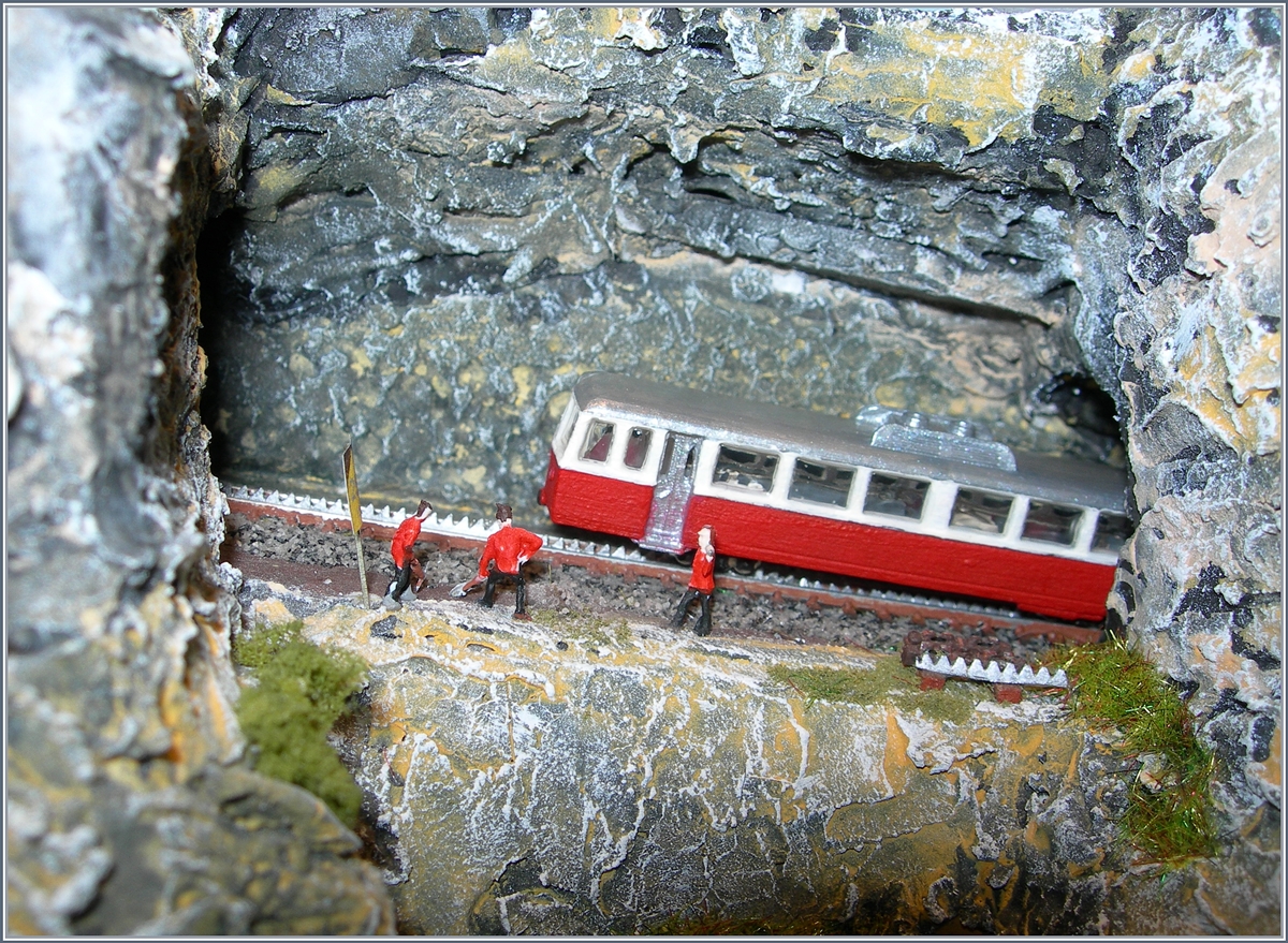 Mein Monte Generoso Bhm 2/4 auf Probefahrt auf meinem Brienz Rothorn Felsentunnel Dioarama.
Nenngrösse Ze / Massstab 1:220 / Spurweite 3 mm
30.01.2017 