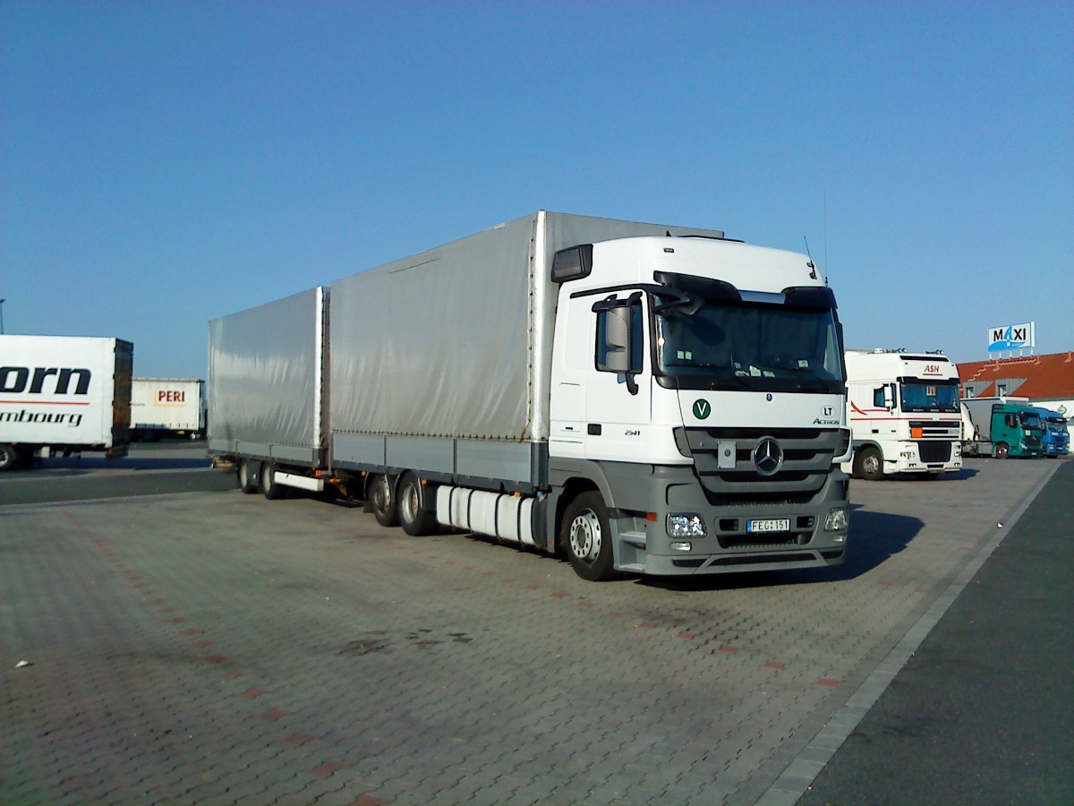 Mercedes-Benz Actros 2541 Hngerzug mit Pritsche-Planen-Aufbau gesehen auf dem Autohof in Grnstadt am 14.07.2014