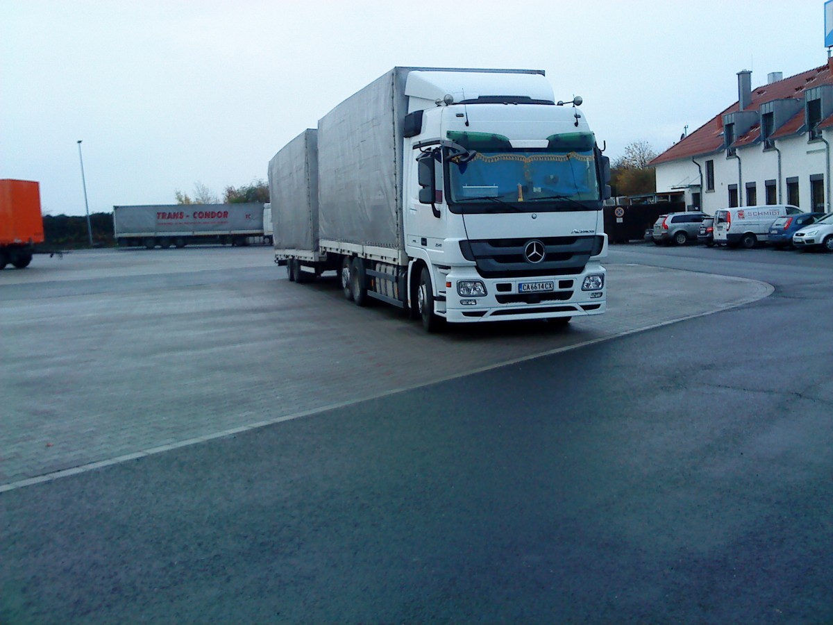 Mercedes-Benz Gliederzug mit Pritsche-Planen-Aufbau auf dem Autohof in Grnstadt am 21.11.2013