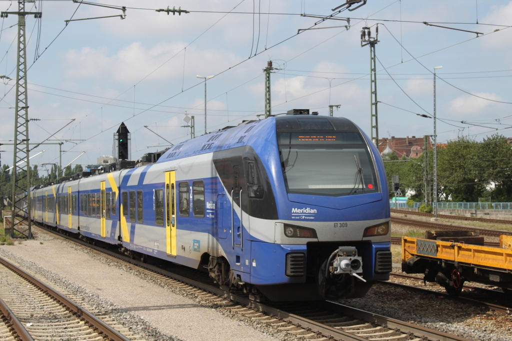 Meridian Salzburg-Mnchen bei der Ausfahrt in Mnchen Ost.22.07.2016