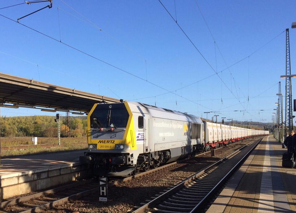 MERTZ 263 006-9 mit einem Güterzug Richtung Bad Kösen, am 23.10.2015 bei der Durchfahrt in Naumburg Hbf. (Foto: Wolfgang Krolop)