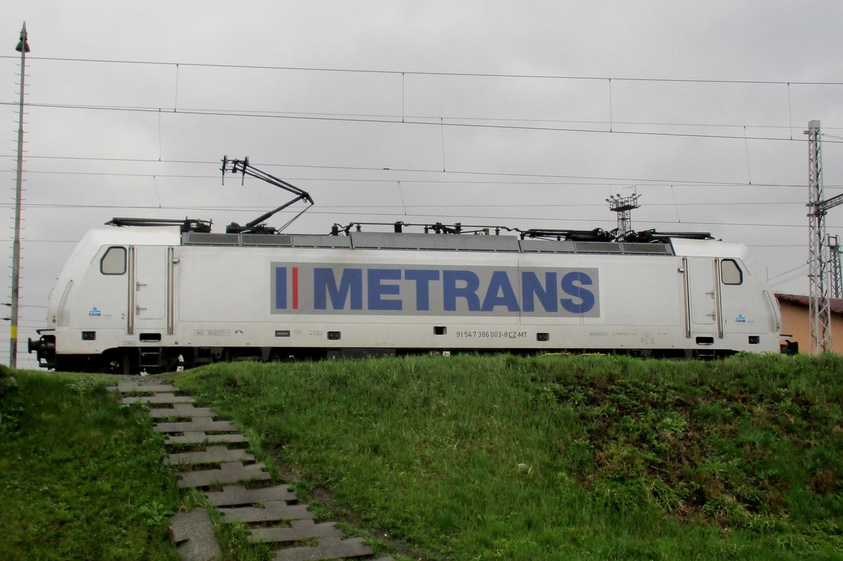 Metrans 386 003 steht am grauen 7 April 2017 in decin. 