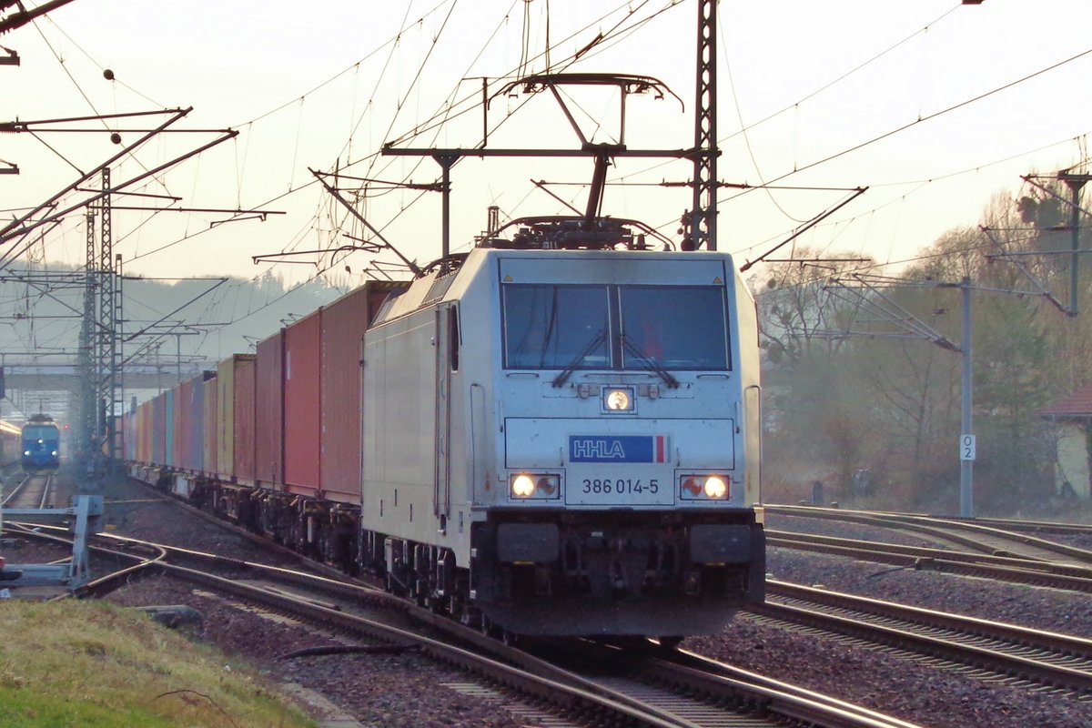 Metrans 386 004 durcheilt am 8 April 2018 Pirna. 