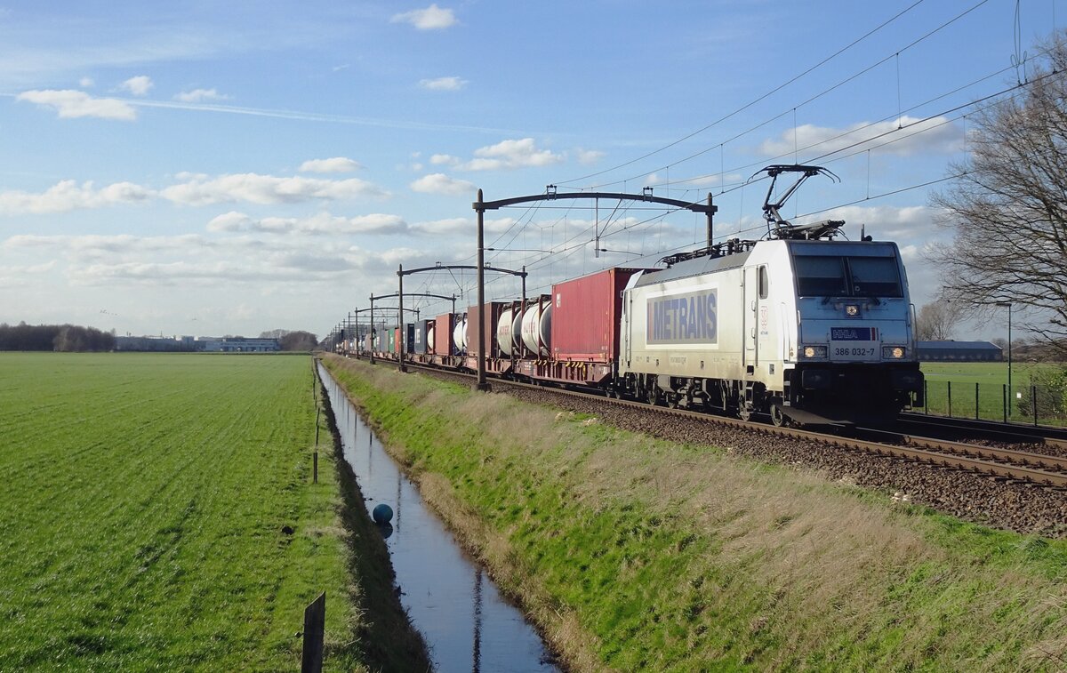 Metrans 386 032 wurde samt deren Praha-KLV am 23 Februari 2022 über Hulten -wo sie fotografiert worden ist- umgeleitet wegen Bauarbeiten an der deutsche Strecke Emmerich<=>Oberhausen.