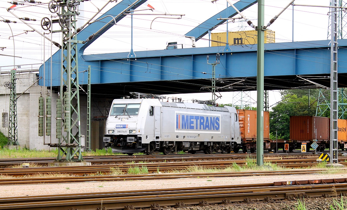 Metrans/HHLA 7386 014-5 mit Containerzug, HH-Waltershof/Alte Süderelbe, 16.06.2015