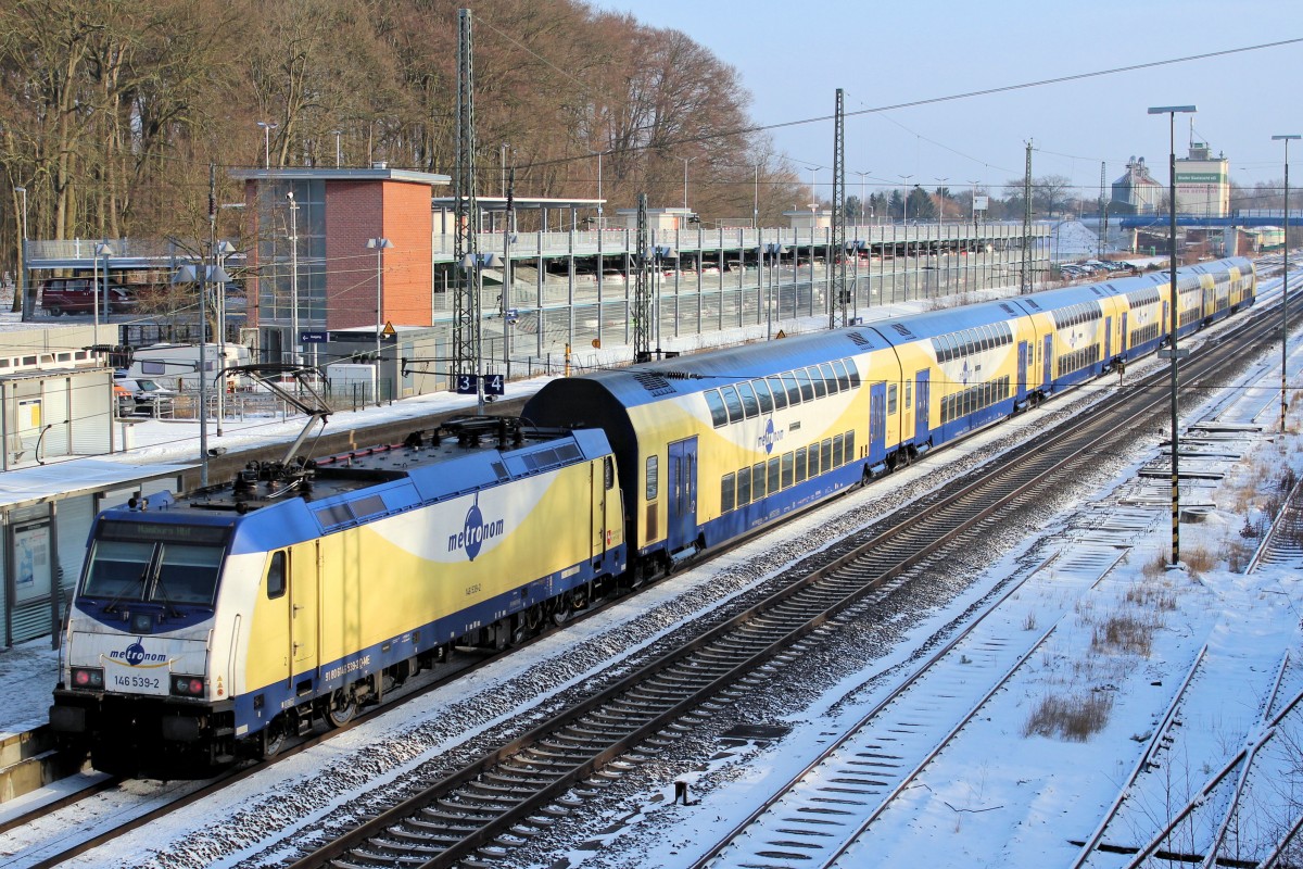 Metronom - 146 539-2 verlässt am 27.01.2014 den Bf Tostedt. Im Hintergrund: das neue Parkhaus!