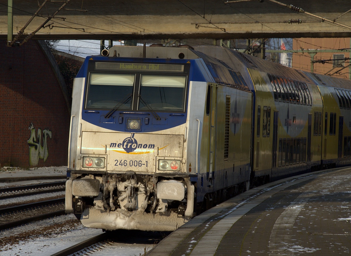 Metronom 246 006-1 steht hier leicht angefroren mit ihrer ME nach Hamburg-Hauptbahnhof im Bahnhof HH-Harburg. 04.12.2010
