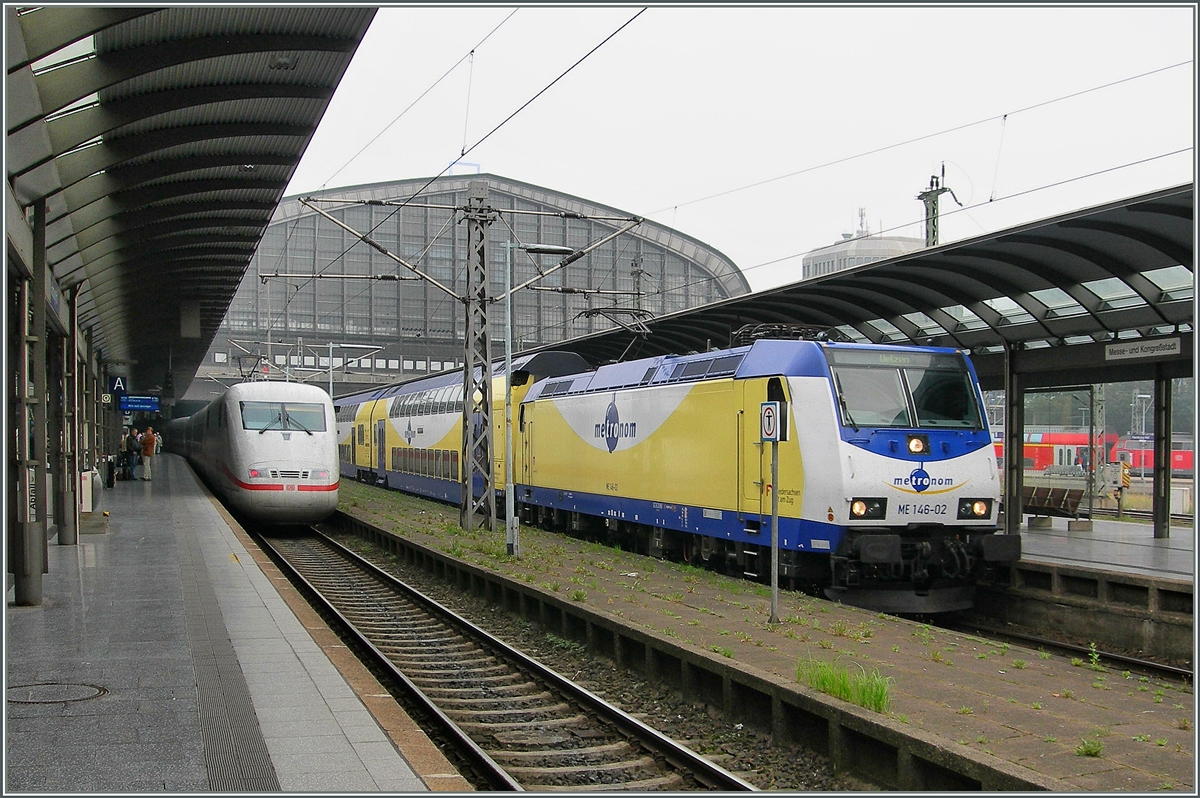 Metronom ME 146 02 undDB ICE in Hamburg Hbf. 
18. Sept. 2006