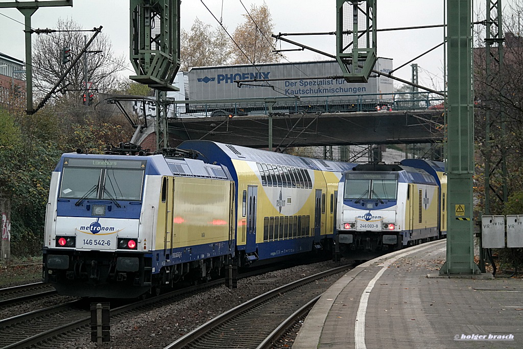 metronom mit 146 542-6 fuhr lz am 22.11.13 durch hh-harburg,rechts 246-003-8 mit den ME nach cuxhafen