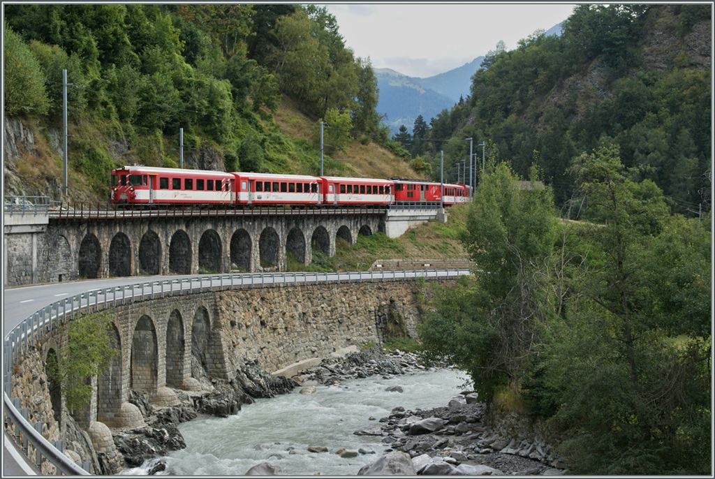 MGB Regionalzug 519 von Andermatt nach Visp in dem hier sehr engen Rohnetal bei Betten Talstation.
10. Sept. 2013