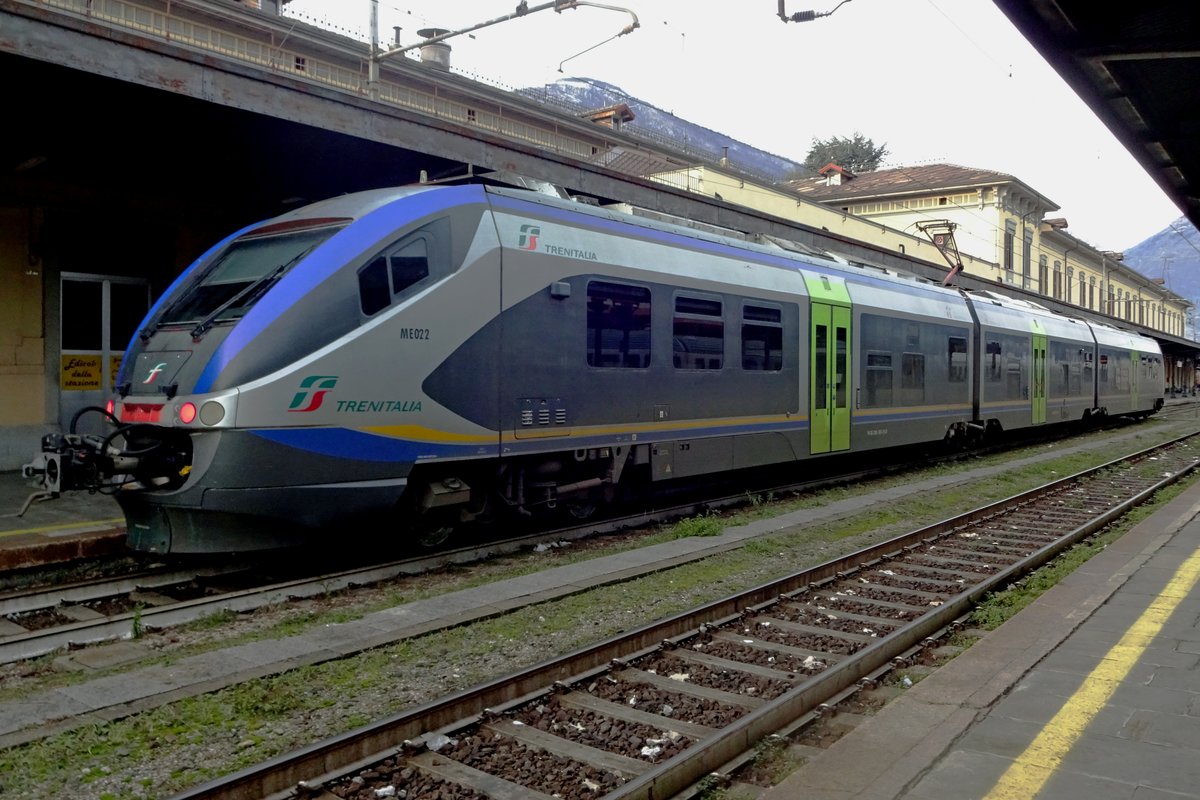 Minuetto ALe 501-022 steht am 31 dezember 2019 in Domodossola und tragt die neue Reggionale-Farben der FS.