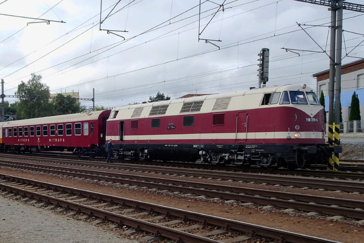 Mir ein Mitropawagen steht am 10 September 2022 EBS 118 719 in Benesov u Prahy. 