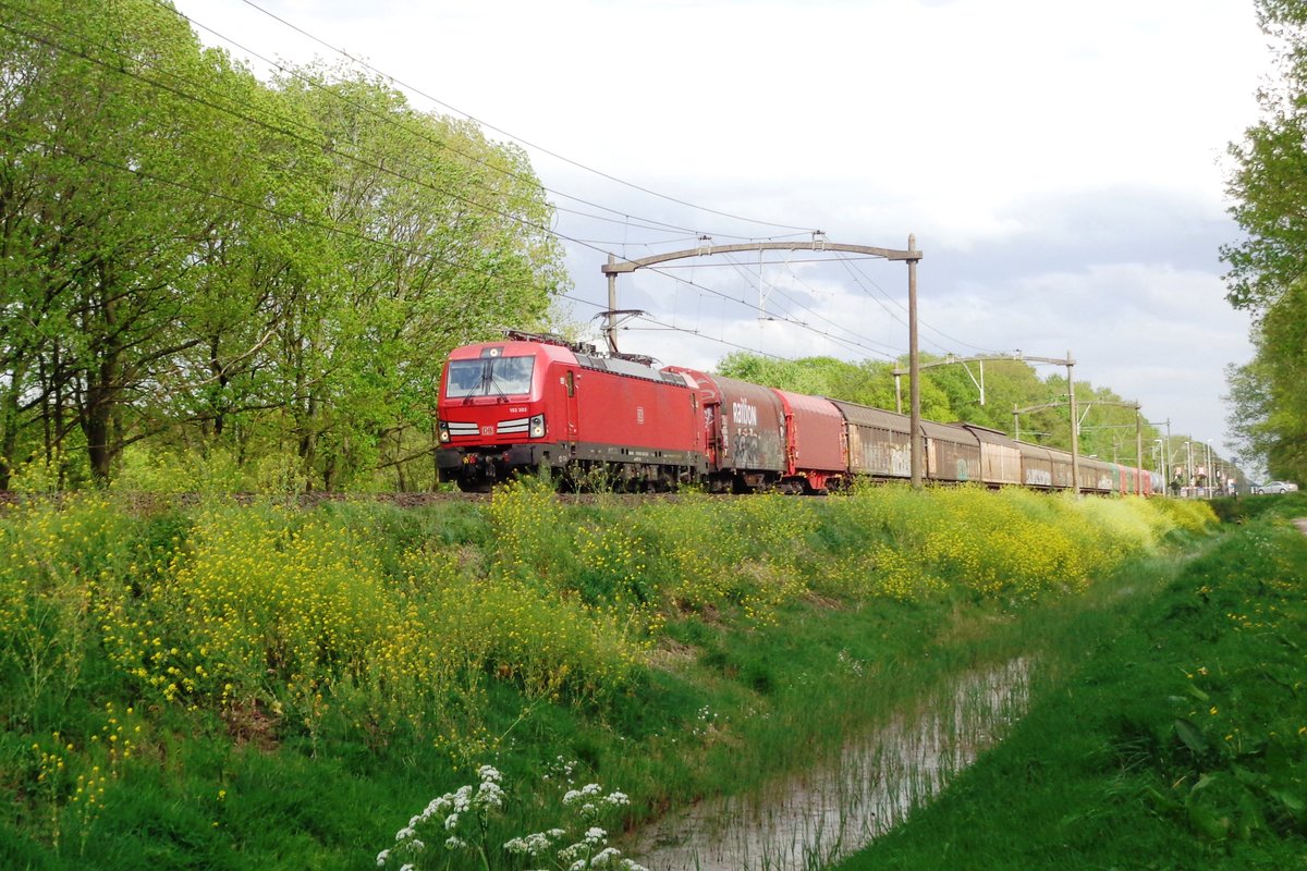 Mischguterzug mit 193 303 durchfahrt Tilburg Oude Warande am 24 April 2019.