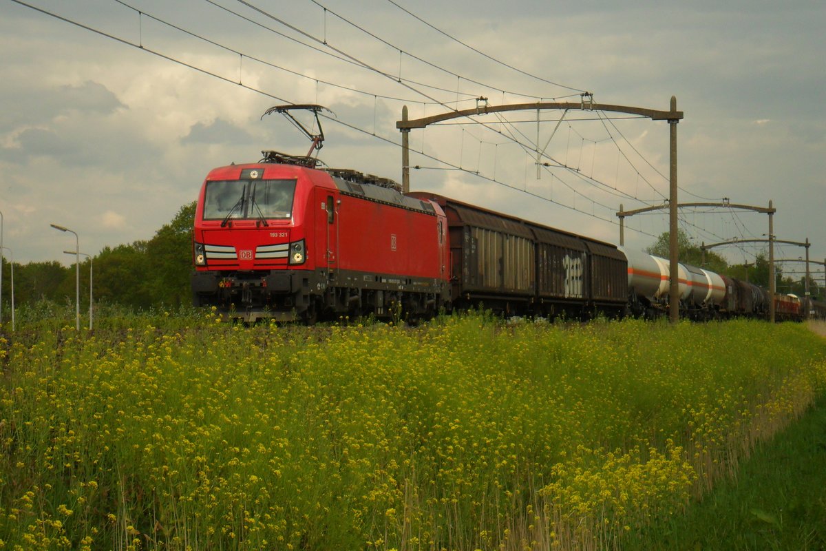 Mischguterzug mit 193 321 durchfahrt Oisterwijk am 26 April 2019.