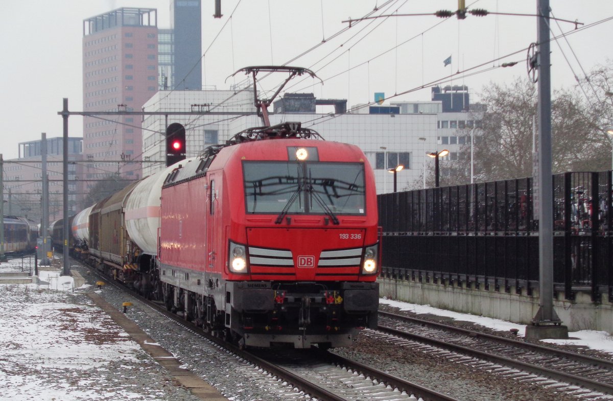 Mischguterzug mit 193 336 dönnert durch Tilburg am 24 Jänner 2019. 