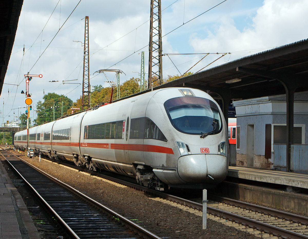 
Mit 10 Minuten Verspätung fährt der ICE 27 (Dortmund  - Essen - Köln - Koblenz - Mainz - Frankfurt(M) Flughafen Fernbf  - Hanau Hbf - Würzburg - Passau - Wien Westbahnhof) am 27.08.2014 in den Hbf Hanau. Hier ist es der ICE-T (BR 411) Tz 1159  Passau , der siebenteilige Triebzug besteht aus 411 059-9, 411 159-7, 411 259-5, 411 859-2, 411 759-4, 411 659-6 und 411 559-8. 