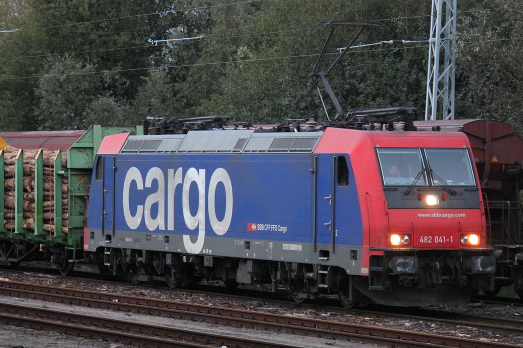 mit der aller letzten Dose Licht gelang mir am Abend des 27.09.2014 noch eine Aufnahme der SBB-Cargo 482 041 in Rostock-Bramow.