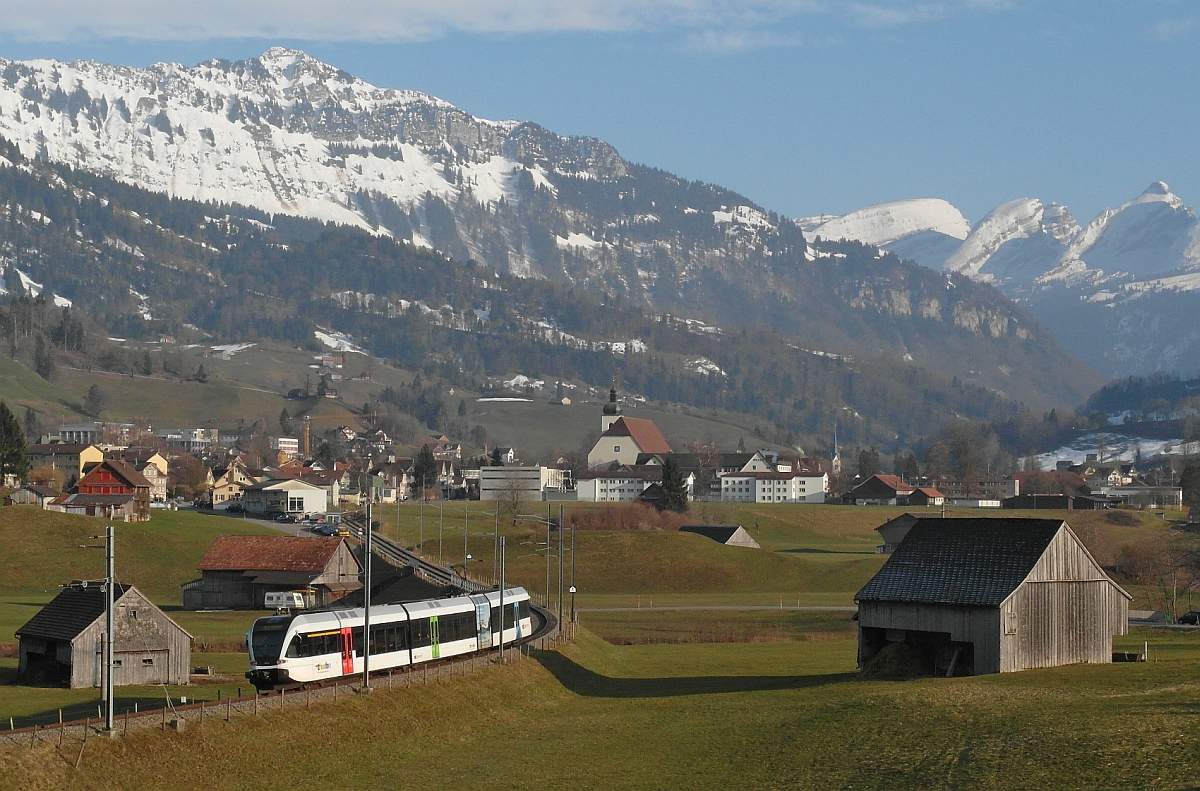 Mit Blick in das sich verengende Thurtal und einen Teil der Churfirsten wird die aus Schaffhausen kommende S8 23860 in Kürze den Ziel- und Endbahnhof Nesslau-Neu St. Johann erreichen.