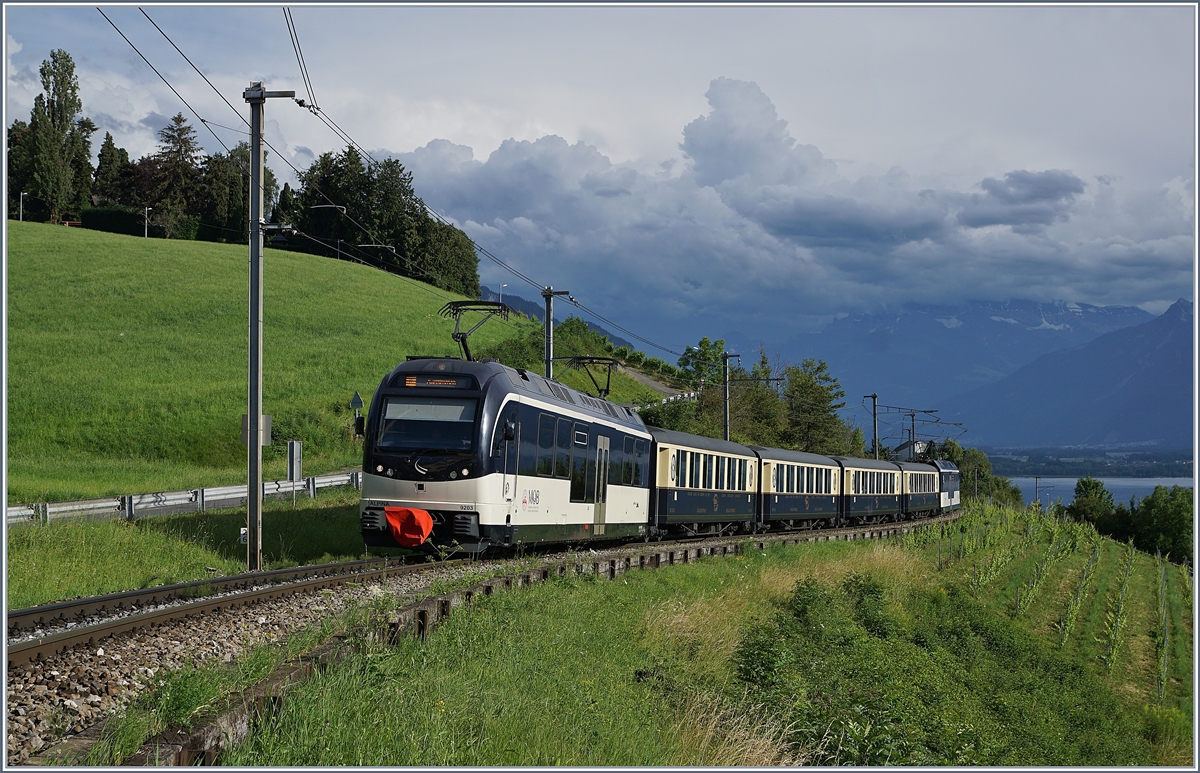 Mit dem Alpina Be 4/4 9203 (und einem weiteren am Zugschluss) fährt der MOB Belle-Epoque von Montreux nach Zweisimmen und konnte kurz vor Planchamp fotografiert werden. 

1. Juli 2020