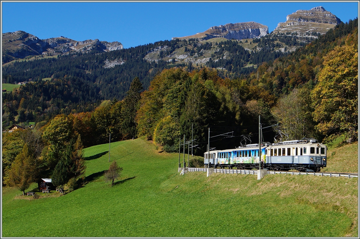 Mit dem BCF 4/4 N° 1 an der Spitze fährt der ASD Nostaligiezug nach dem Fahrtrichtungswechsel in Le Sépey Richtung Aigle und erreicht in Kürze Les Planches. 
18. Okt. 2014